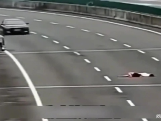瞬间避光引惊险，四车道上生死瞬间